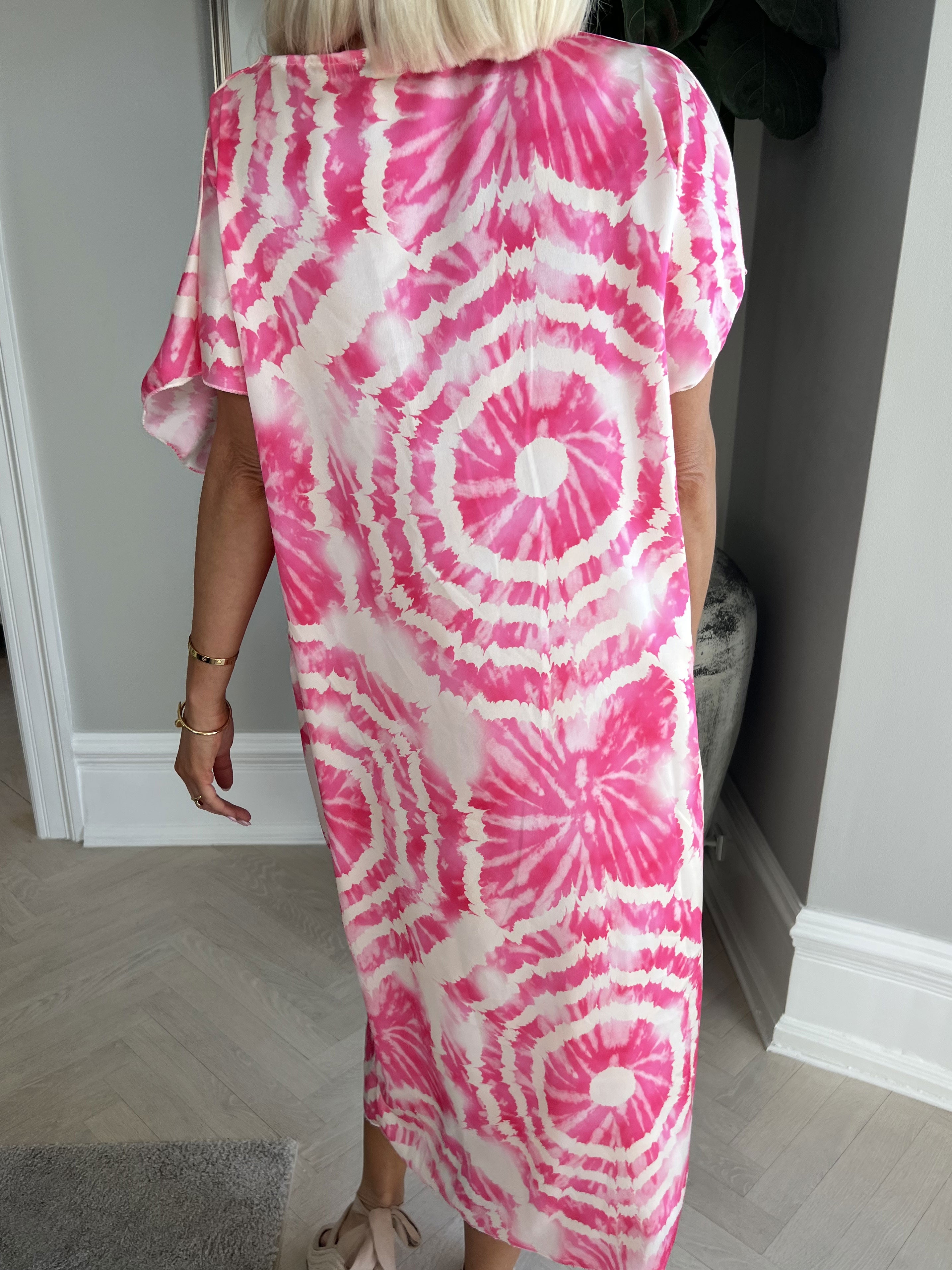 Juno Batik - Sød kjole i batikmønster med knude ved brystet